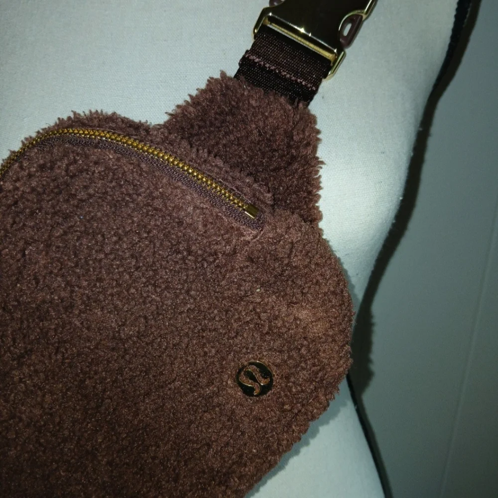 Lululemon Athletica Brown Fleece Fanny Pack Crossbody Bag Purse L2 Large - Picture 3 of 9